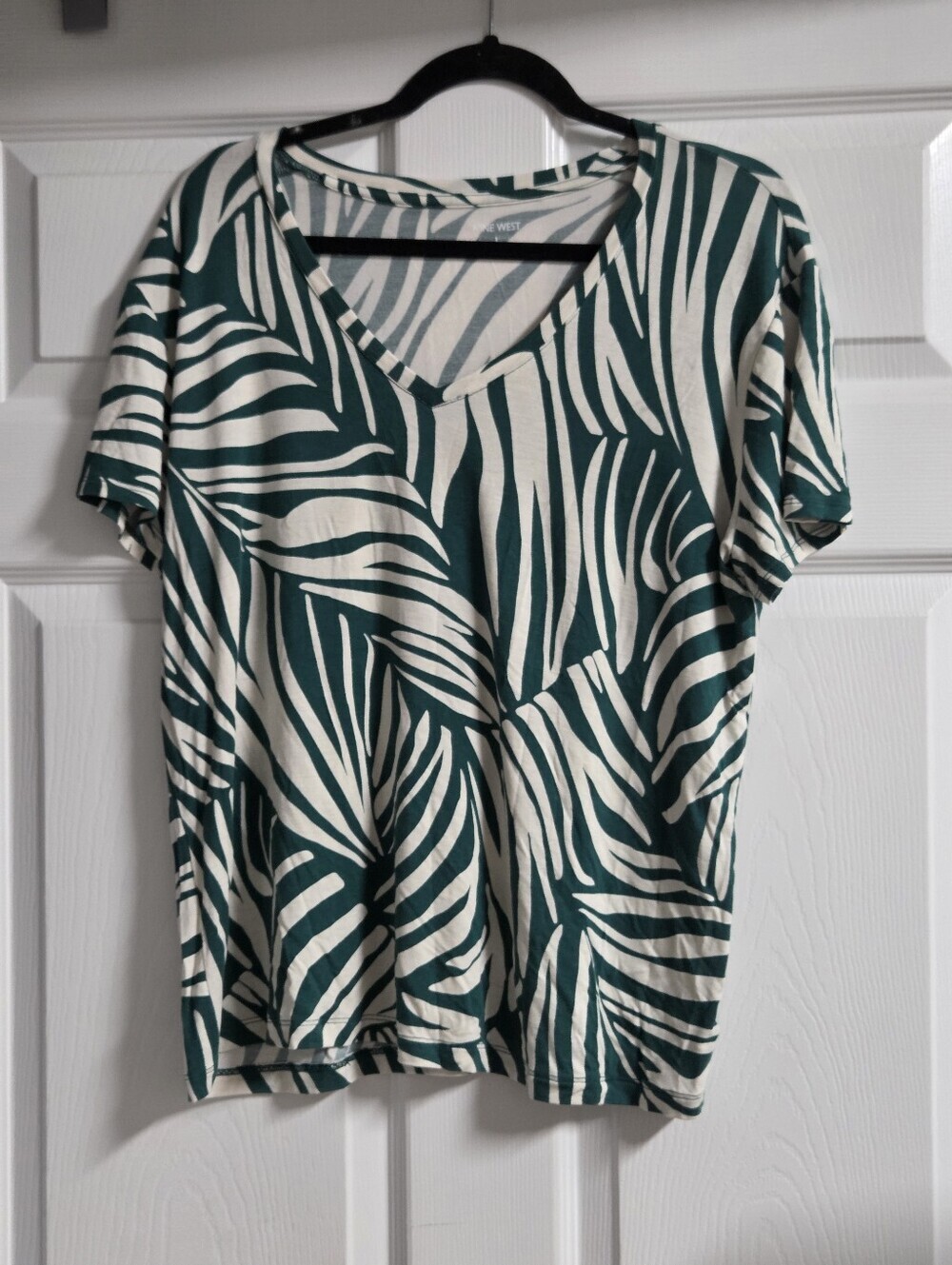 Nine West Green and Cream Palm-Print V-Neck Tee Size L
